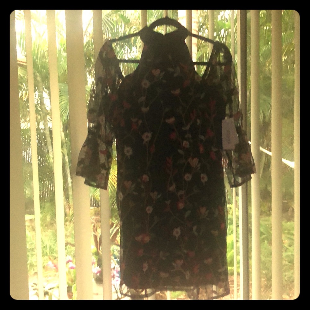 Flowers 🌺 of the shoulders dress